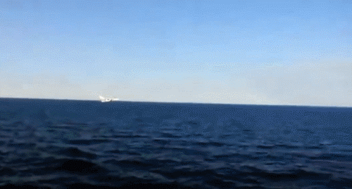 俄军图22坠毁是意外?在美军舰头上撒油玩杂技坠毁,这么爱刺激?