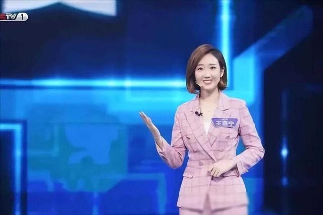 央视美女主持人王嘉宁：29岁嫁人，老公年轻帅气，爱情事业双丰