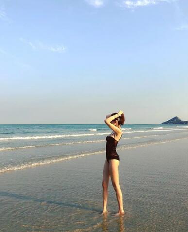 林志颖老婆陈若仪海边大秀好身材,手上40万的手镯亮了