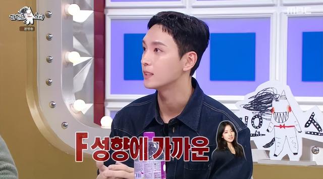 韩星崔泰俊,节目中透露,和妻子朴信惠的婚姻故事