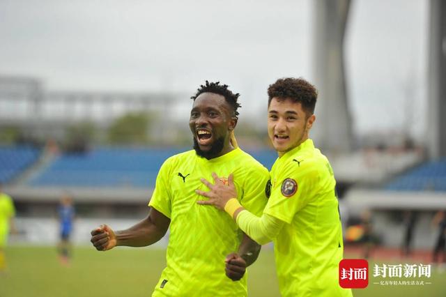 四川九牛冲超成功狂欢瞬间：队员脱衣拥抱，外援亲吻妻儿