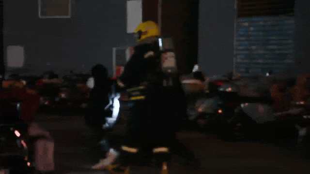 “我家着火了”!弟弟嗷嗷哭,9岁小孩姐“硬控全场”!