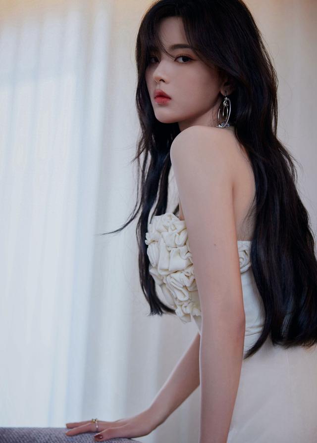 杨超越齐胸白色礼服性感写真