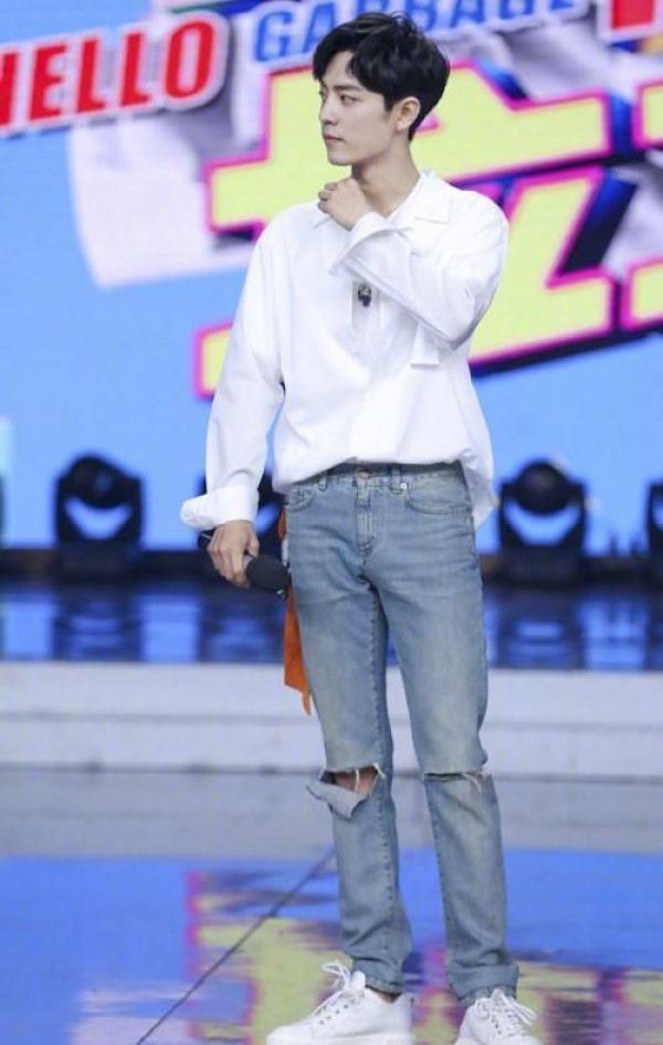 肖战参加《快本》，有谁注意他的“裤腿”？网友不觉得热吗？