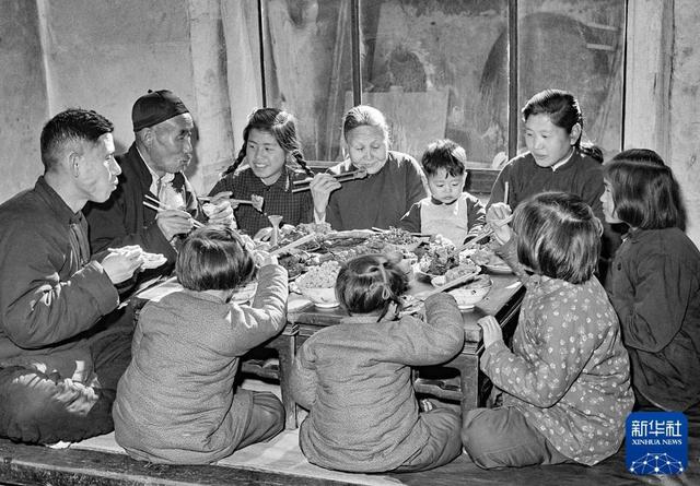 “国社之镜·世纪光影”新华社新闻摄影展丨丰衣足食(下篇)