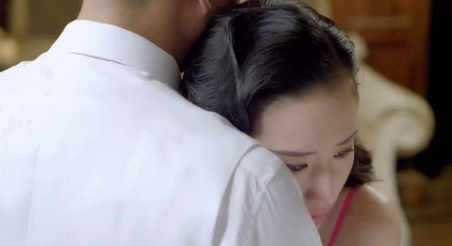 满脸横肉，油腻做作，顶着这张脸跟董洁演激吻戏，观众直呼辣眼睛