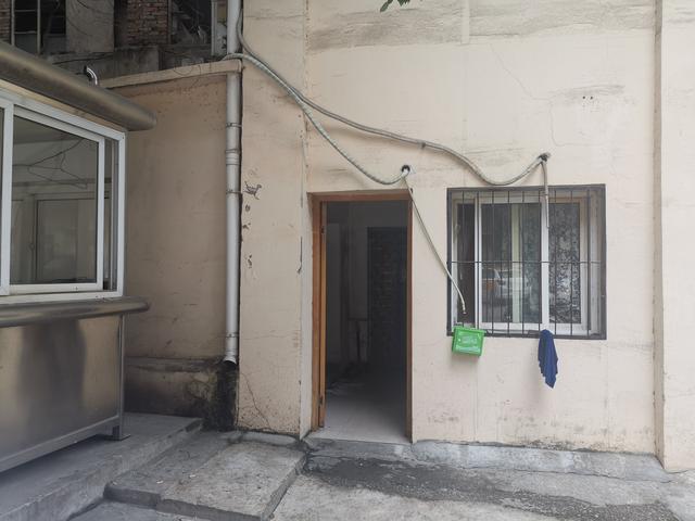 “你那么红了,怎么还在开出租?”