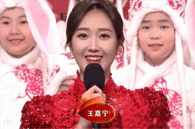 央视美女主持人王嘉宁：29岁嫁人，老公年轻帅气，爱情事业双丰
