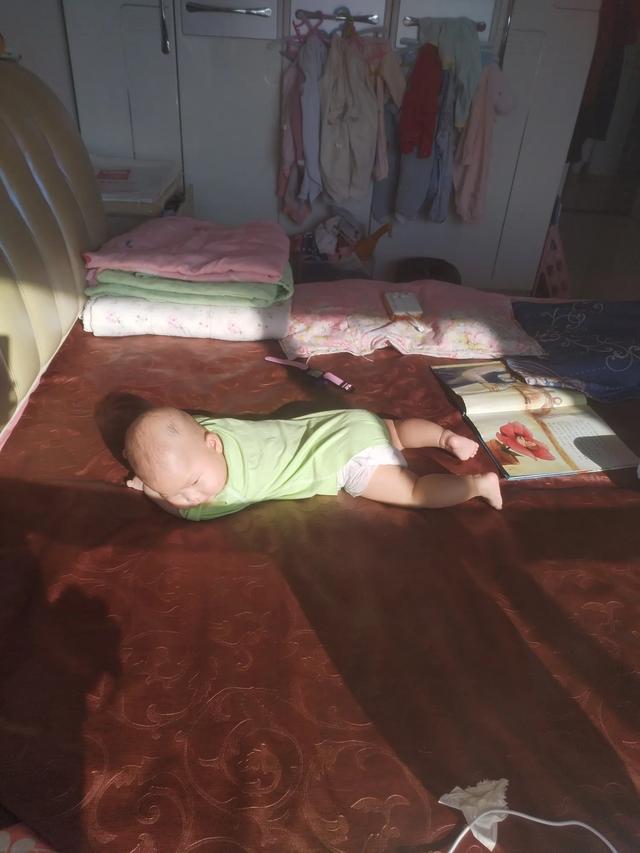 24.10.28日～11.25日，趴，翻身翻地下，叫妈妈
