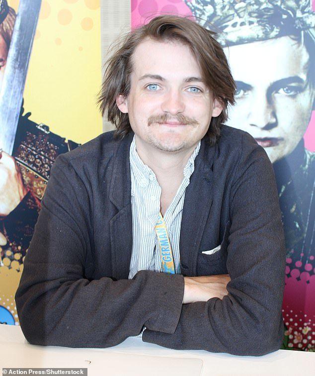 “权游乔佛里”办婚礼，质朴温馨新娘可爱，30岁的娃娃脸重返银幕