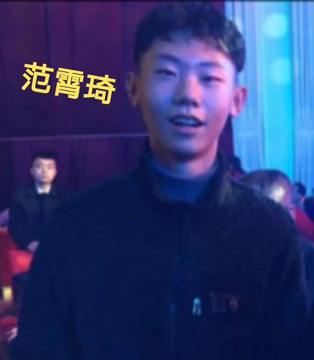 德云社“霄”字科六人。岳云鹏的徒弟好像更有出息些。