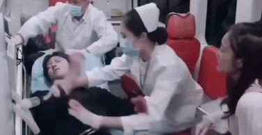 车祸后躺在地上吻，拔掉氧气管还要吻，国产剧花式吻戏智商在哪？