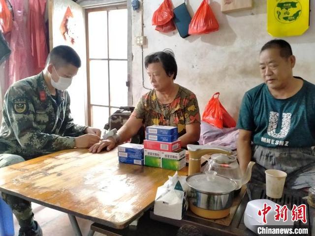 福建漳州：来自武警战士的重阳节陪伴