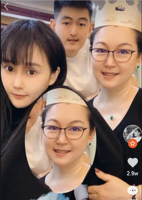 球球和妈妈直播,“蛇精脸”遭吐槽,妈妈颜值高气质超好