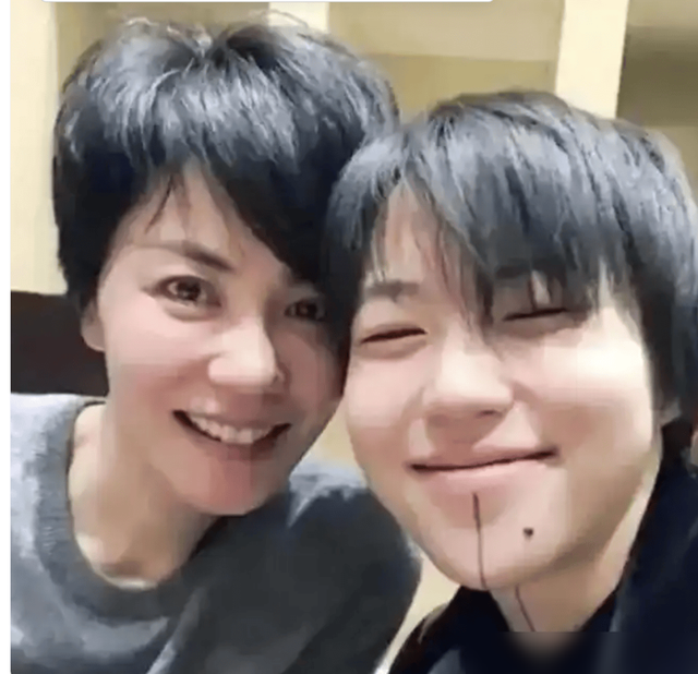 窦靖童洗掉“虾线”后判若两人！穿香奈儿外套，时尚气质不输王菲