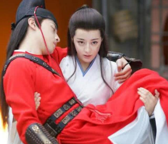 迪丽热巴的教科书式“公主抱”让人折服，也让不少男艺人为之汗颜