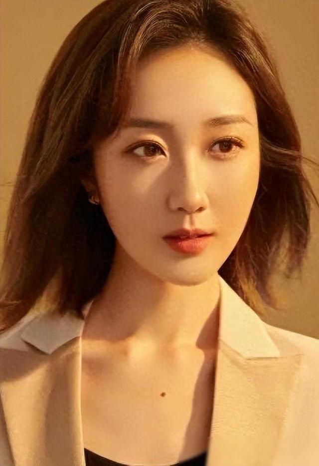 央视美女主持人王嘉宁：29岁嫁人，老公年轻帅气，爱情事业双丰