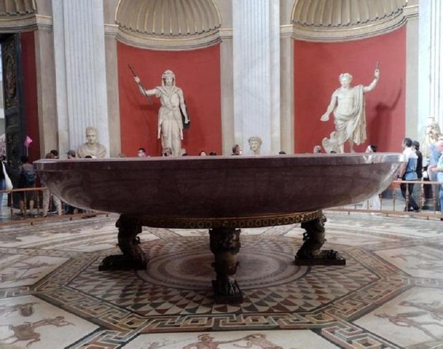 20张精彩照片：丹麦漂亮的超胖女模特，可泡澡的五星级球场观众席