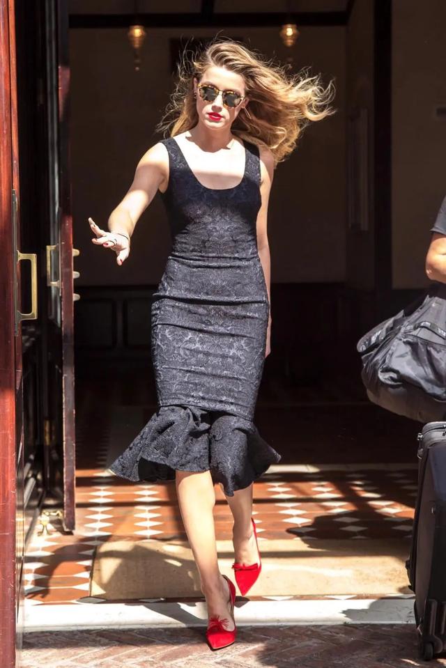 德普前妻、马斯克前女友太美了！性格直率身材火辣，美照层出不穷