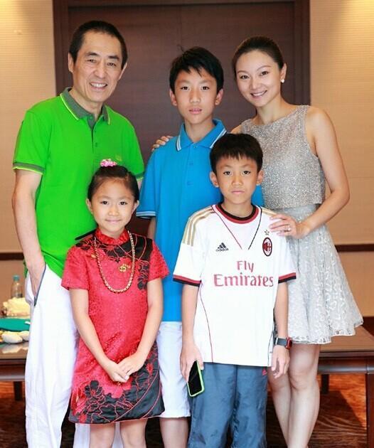 张艺谋小31岁娇妻与女儿合照，素颜出镜太显嫩，15岁小女儿清纯可爱