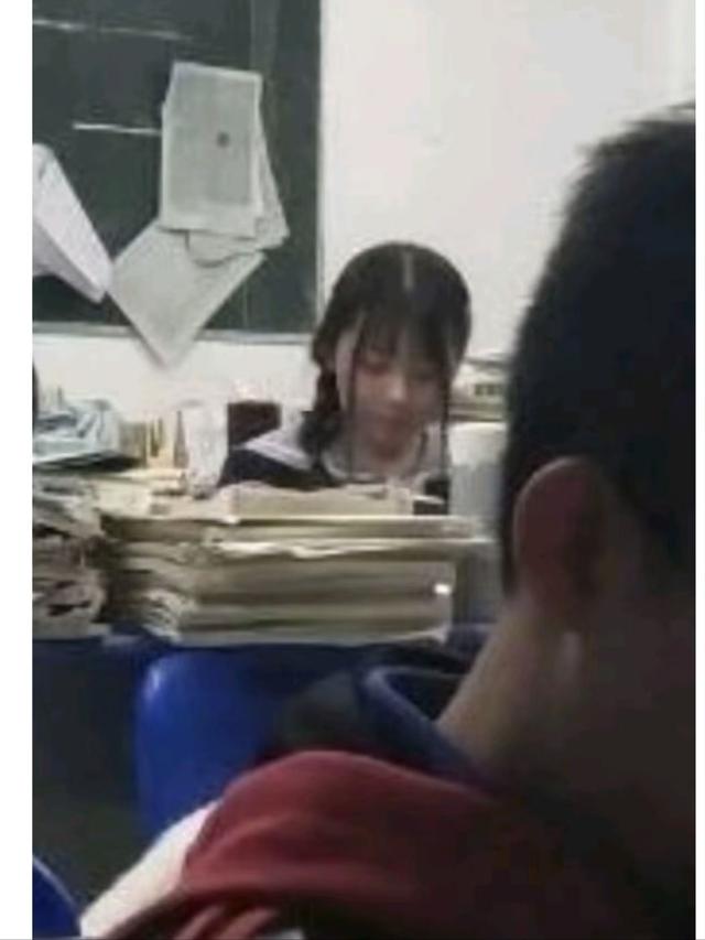 符月华有暗恋的男生,称他是“高中为数不多的光”,只能偷偷的爱