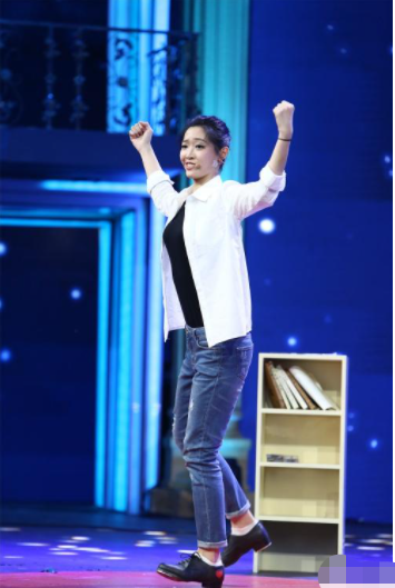 老戏骨李立群跟31岁女儿同框!女儿身材赛超模,肤色对比太明显