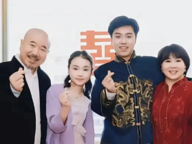 温美玲穿黑色吊带,与何晓影一起参加活动,被网友吐槽不稳重