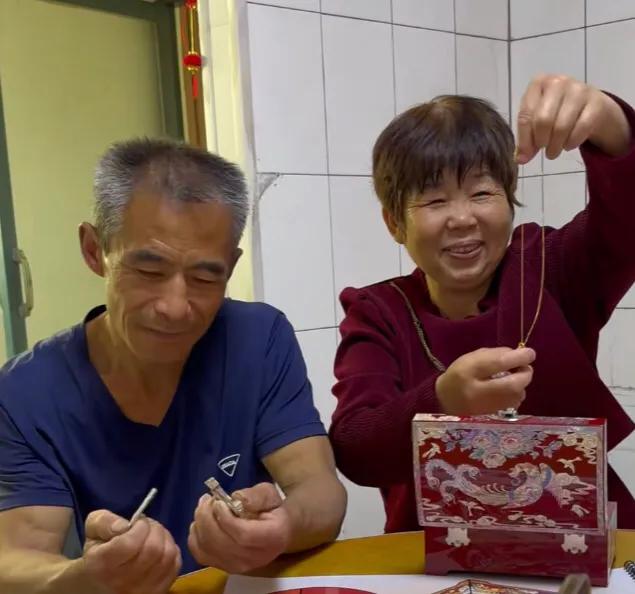 百万网红小贾老师直播带货首秀!一家三口齐上阵,在线人气破8万