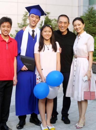张艺谋小31岁娇妻与女儿合照，素颜出镜太显嫩，15岁小女儿清纯可爱
