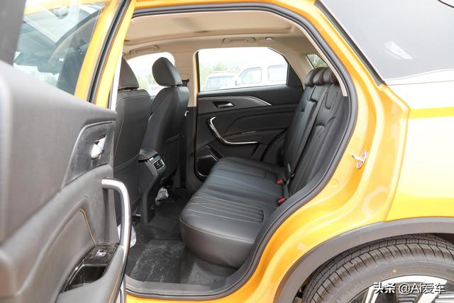 尺寸不小车身好停，自动挡好开家用SUV，不贵又省油，实拍奔腾T77