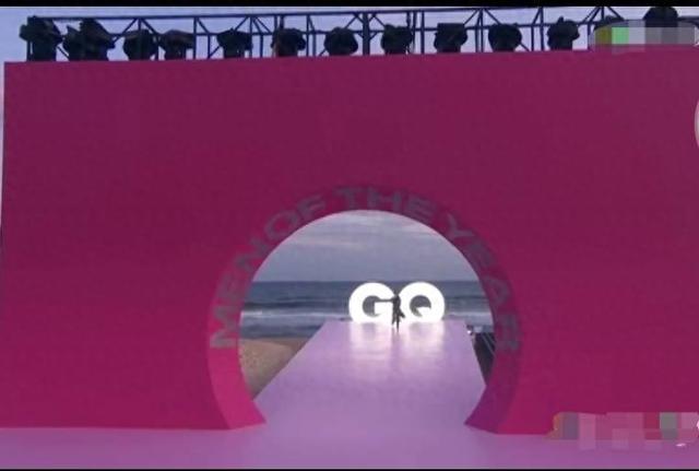 GQ红毯看点：baby怼脸太惊艳，邓伦变油腻男，杨天真成大风受害者