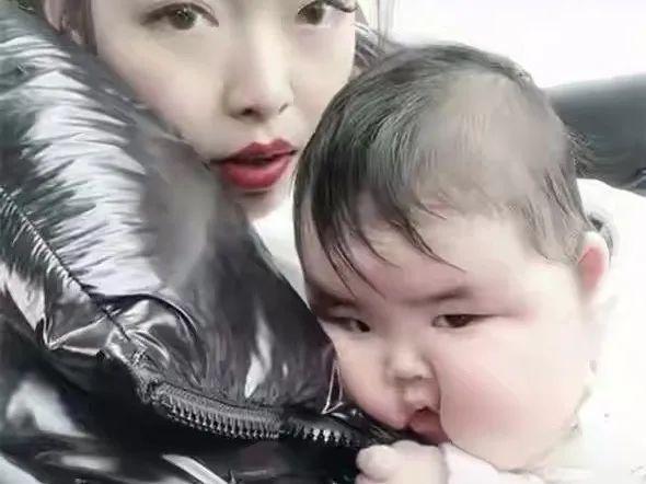 “年画娃娃”火了,小脸肉嘟嘟,网友:家长就喂了个脸?