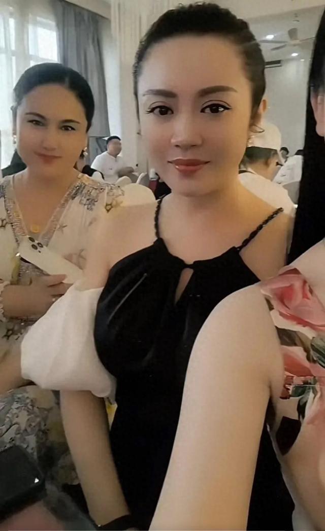 温美玲穿黑色吊带,与何晓影一起参加活动,被网友吐槽不稳重