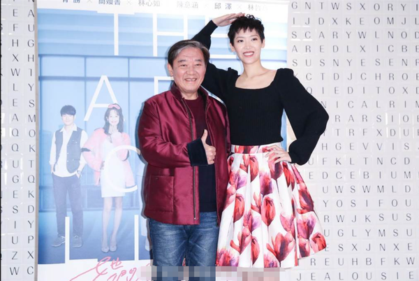 老戏骨李立群跟31岁女儿同框!女儿身材赛超模,肤色对比太明显