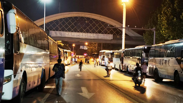 鹿晗在武汉开唱，武汉公交定制线路转运3200余人次