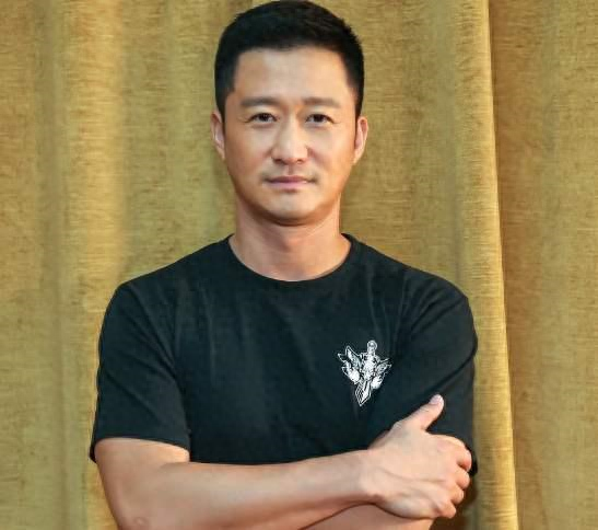 吴京也难逃中年发福？近况穿大裤衩露出肚腩，被指姿态似老大爷