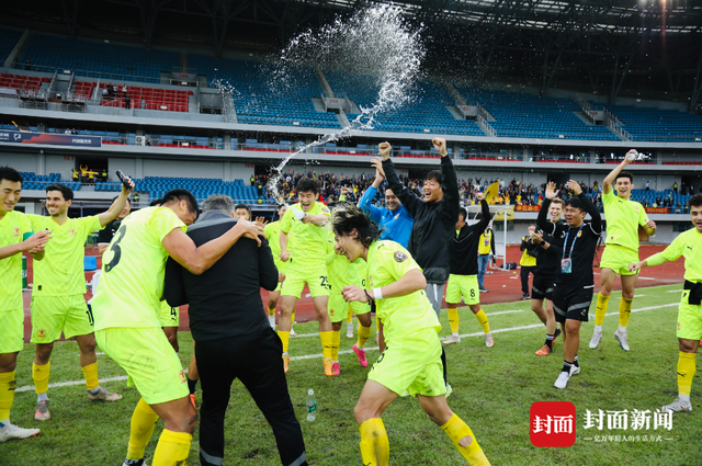 四川九牛冲超成功狂欢瞬间：队员脱衣拥抱，外援亲吻妻儿