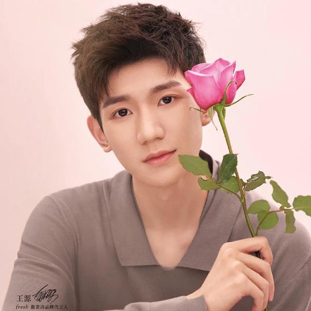 王源皮肤再引争议！快本镜头下脸部凸点明显，磨皮滤镜也挡不住