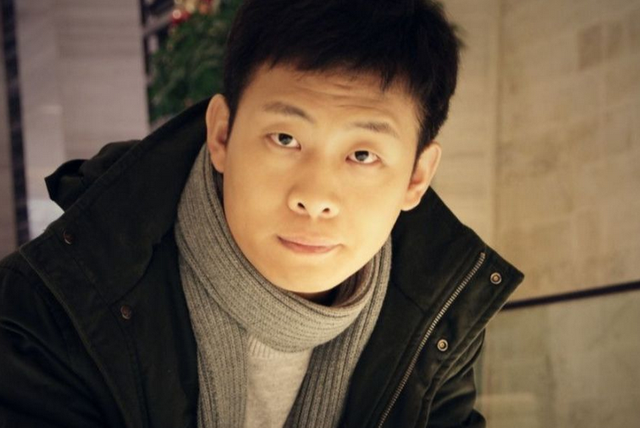 男模特自曝圈内潜规则,被化妆师摸腿掐屁股,称被潜的大多为男性