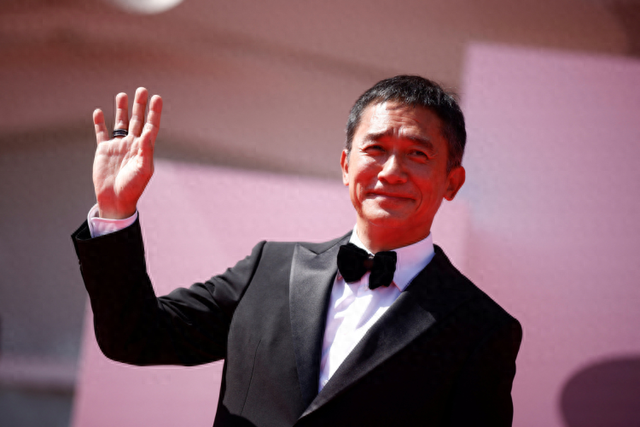 港媒：梁朝伟再获香港演艺学院授荣誉博士，成“双博士”影帝