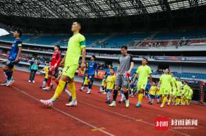 亲吻脱衣(四川九牛冲超成功狂欢瞬间：队员脱衣拥抱，外援亲吻妻儿)