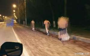 朱利安姜(5名男子凌晨雪中裸奔 称为致青春洗涤心灵)