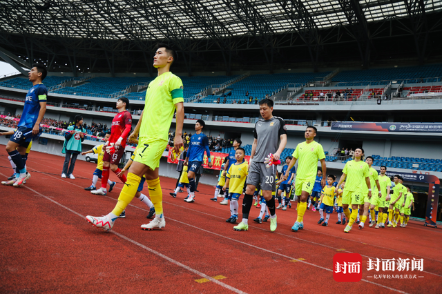 四川九牛冲超成功狂欢瞬间：队员脱衣拥抱，外援亲吻妻儿