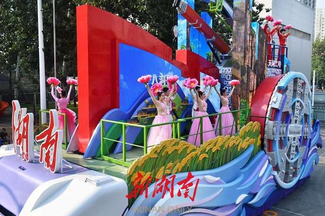 刚刚，湖南彩车通过天安门城楼！揭秘彩车背后的故事