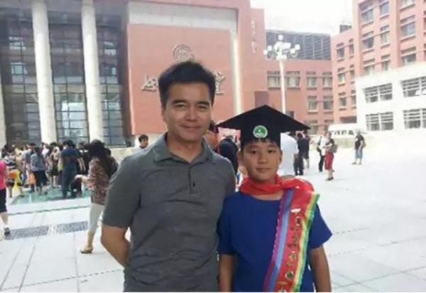 许亚军何晴18岁儿子近照变化太大，高颜值惊到网友