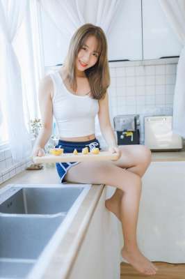 美女身材照片(魔鬼身材美女姐姐，请吃柠檬和草莓)