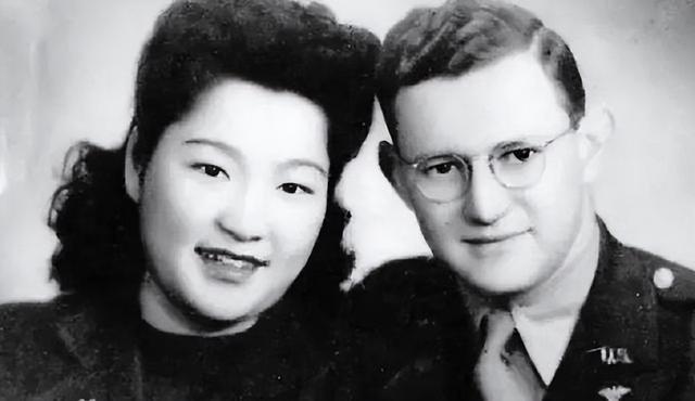 1942年，三名女兵遭日军侵犯，我国女军医却说：快把内衣脱下来！