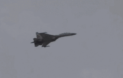 俄军图22坠毁是意外?在美军舰头上撒油玩杂技坠毁,这么爱刺激?