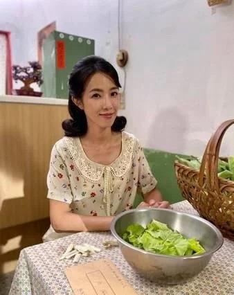 女星拒绝富商，与职员结婚，婚后却为生计送外卖
