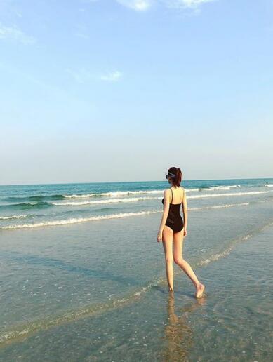 林志颖老婆陈若仪海边大秀好身材,手上40万的手镯亮了